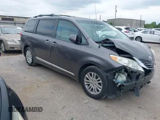 2014 Toyota Sienna XLE z VIN 5TDYK3DC6ES486921, wystawiony jako IAAI lot #42198639 z przebiegiem 151 413 mil mil oraz . Historia ofert i sprzedaży dostępna na DreamBid. Obrazek 1.
