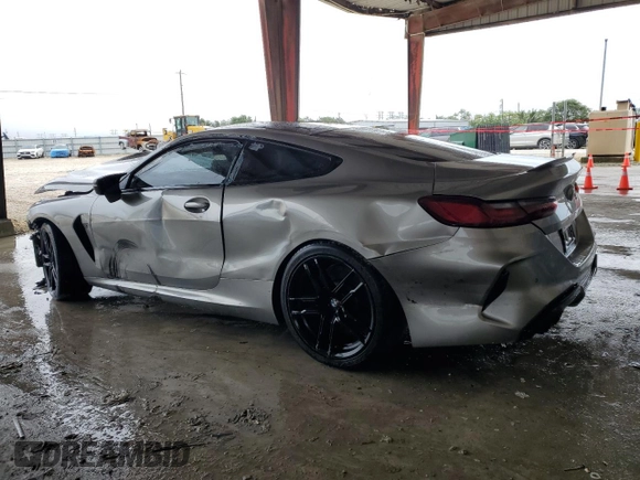 2022 BMW M8 Competition z VIN WBSAE0C00NCH03231, wystawiony jako Copart lot #89316515 z przebiegiem Nie podano mil oraz Nie do naprawy • Non repairable. Historia ofert i sprzedaży dostępna na DreamBid. Obrazek 2.