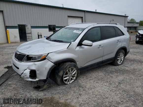 2014 Kia Sorento LX z VIN 5XYKTCA65EG488917, wystawiony jako Copart lot #57613445 z przebiegiem 180 621 mil mil oraz Szkoda całkowita • Salvage title. Historia ofert i sprzedaży dostępna na DreamBid. Obrazek 1.