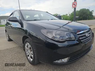 2009 Hyundai Elantra SE z VIN KMHDU46DX9U815198, wystawiony jako Copart lot #61820665 z przebiegiem 92 543 mil mil oraz Czysty tytuł • Clean title. Historia ofert i sprzedaży dostępna na DreamBid. Obrazek 1.