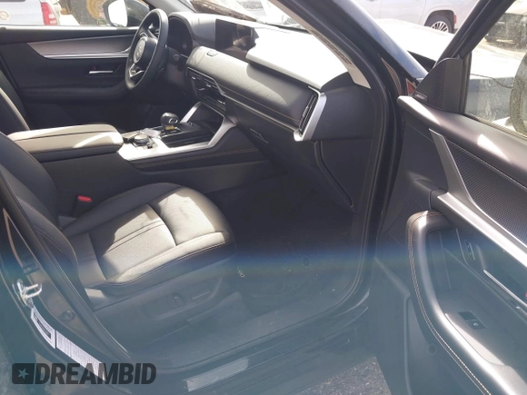 2025 Mazda CX-90 Premium Sport z VIN JM3KKCHD1S1221462, wystawiony jako IAAI lot #41765034 z przebiegiem Nie podano mil oraz . Historia ofert i sprzedaży dostępna na DreamBid. Obrazek 5.