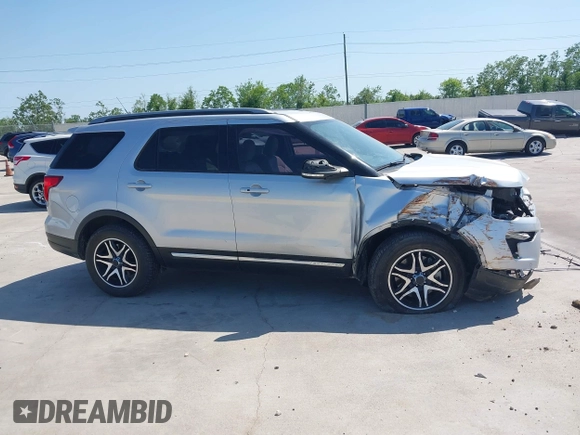 2018 Ford Explorer XLT z VIN 1FM5K7D87JGB43038, wystawiony jako IAAI lot #41978891 z przebiegiem 104 666 mil mil oraz . Historia ofert i sprzedaży dostępna na DreamBid. Obrazek 13.