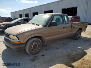 2003 Chevrolet S-10 LS with VIN 1GCCS19X038180860, listed as a Copart auction lot 53040135 with 285,083 mi miles and Salvage Title. Bid and sale history available at carsss.com. Image 1.