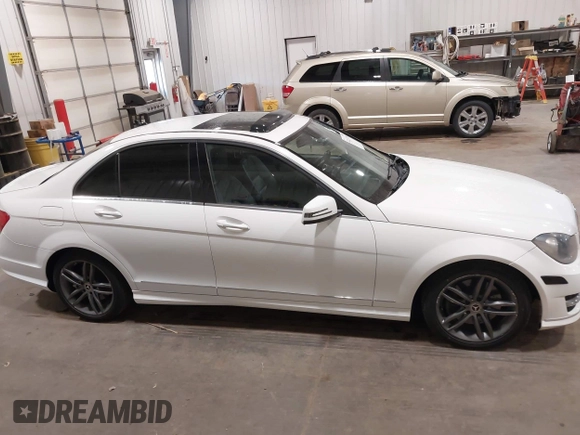 2013 Mercedes-Benz C 300 Sport с VIN WDDGF8AB3DR297543, выставлен на аукционе IAAI как лот 42323929 с пробегом 132 059 миль миль и . История ставок и продаж доступна на DreamBid. Изображение 13.