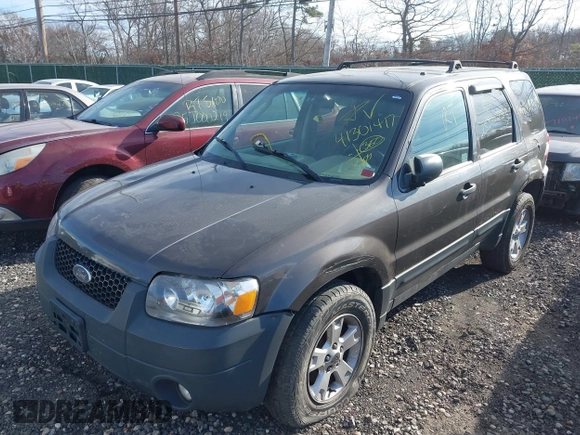 2007 Ford Escape XLT with VIN 1FMYU93157KA19086, listed as a IAAI auction lot 41301417 with 999,999 mi miles. Bid and sale history available at carsss.com. Image 2.