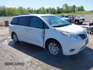 2014 Toyota Sienna XLE z VIN 5TDYK3DC7ES431782, wystawiony jako IAAI lot #41975182 z przebiegiem 191 870 mil mil oraz . Historia ofert i sprzedaży dostępna na DreamBid. Obrazek 1.