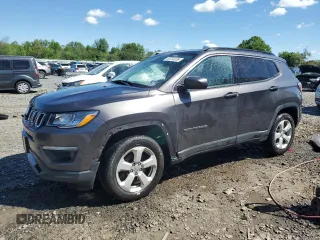 2019 Jeep Compass Latitude z VIN 3C4NJDBB8KT813956, wystawiony jako Copart lot #55733235 z przebiegiem 147 793 mil mil oraz Szkoda całkowita • Salvage title. Historia ofert i sprzedaży dostępna na DreamBid. Obrazek 1.