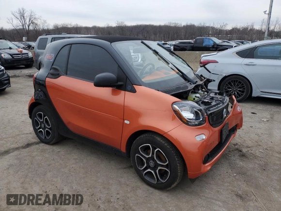 2019 Smart fortwo Pure z VIN WMEFJ9BA3KK410320, wystawiony jako Copart lot #82931664 z przebiegiem Nie podano mil oraz Szkody całkowita. Historia ofert i sprzedaży dostępna na DreamBid. Obrazek 4.