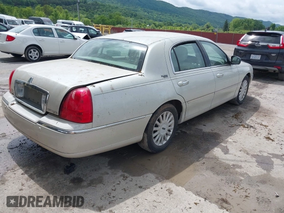 2005 Lincoln Town Car Signature Limited z VIN 1LNHM82W35Y654826, wystawiony jako IAAI lot #42334790 z przebiegiem 96 113 mil mil oraz . Historia ofert i sprzedaży dostępna na DreamBid. Obrazek 4.