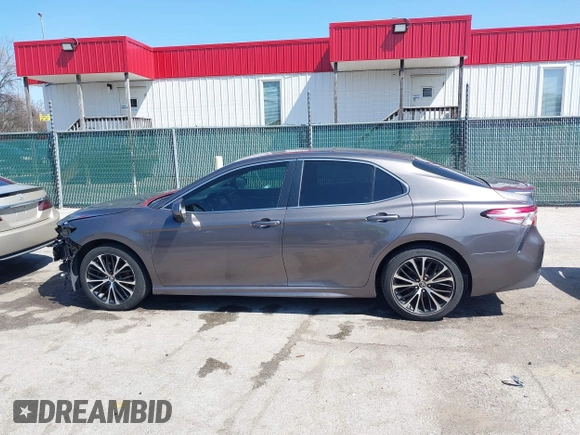 2018 Toyota Camry LE z VIN 4T1B11HK2JU113469, wystawiony jako IAAI lot #41912957 z przebiegiem 158 323 mil mil oraz . Historia ofert i sprzedaży dostępna na DreamBid. Obrazek 15.