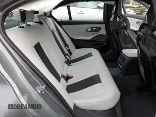 2022 BMW M3 Competition xDrive z VIN WBS43AY01NFN03780, wystawiony jako Copart lot #40089363 z przebiegiem 8931 mil mil oraz . Historia ofert i sprzedaży dostępna na DreamBid. Obrazek 10.