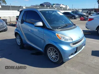 2011 Smart fortwo Passion z VIN WMEEK3BAXBK442980, wystawiony jako IAAI lot #41798704 z przebiegiem 66 576 mil mil oraz . Historia ofert i sprzedaży dostępna na DreamBid. Obrazek 1.