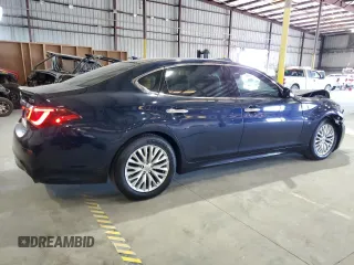 2018 Infiniti Q70 Luxe z VIN JN1BY1PP8JM330329, wystawiony jako Copart lot #57878215 z przebiegiem 126 125 mil mil oraz Nie do naprawy. Historia ofert i sprzedaży dostępna na DreamBid. Obrazek 3.