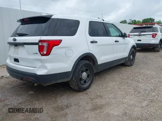 2016 Ford Police Interceptor Utility z VIN 1FM5K8AR7GGA08217, wystawiony jako IAAI lot #42180179 z przebiegiem 122 649 mil mil oraz . Historia ofert i sprzedaży dostępna na DreamBid. Obrazek 4.