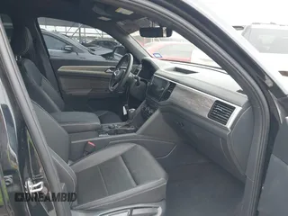 2023 Volkswagen Atlas SE z VIN 1V2KE2CA8PC225834, wystawiony jako IAAI lot #41330975 z przebiegiem 13 629 mil mil oraz . Historia ofert i sprzedaży dostępna na DreamBid. Obrazek 5.