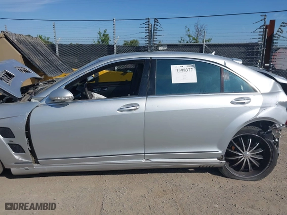 2009 Mercedes-Benz S-Class 5.5L V8 with VIN WDDNG71X89A249472, listed as a IAAI auction lot 41308377 with 146,763 mi miles. Bid and sale history available at carsss.com. Image 14.