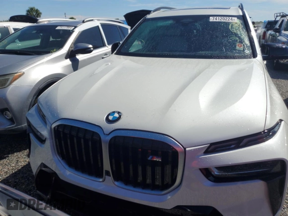 2023 BMW X7 M60i z VIN 5UX33EM07P9P54139, wystawiony jako Copart lot #74120224 z przebiegiem Nie podano mil oraz Szkoda całkowita • Salvage title. Historia ofert i sprzedaży dostępna na DreamBid. Obrazek 5.