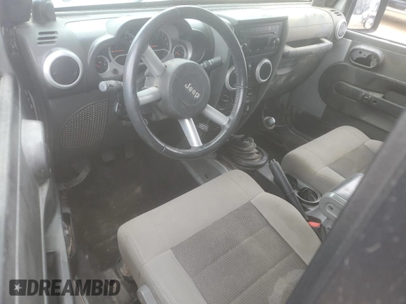 2010 Jeep Wrangler Sahara z VIN 1J4GA5D18AL182858, wystawiony jako Copart lot #57601695 z przebiegiem Nie podano mil oraz Czysty tytuł • Clean title. Historia ofert i sprzedaży dostępna na DreamBid. Obrazek 8.