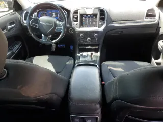 2019 Chrysler 300 Touring z VIN 2C3CCAAG6KH613488, wystawiony jako Copart lot #52549375 z przebiegiem 70 700 mil mil oraz Szkoda całkowita • Salvage title. Historia ofert i sprzedaży dostępna na DreamBid. Obrazek 8.