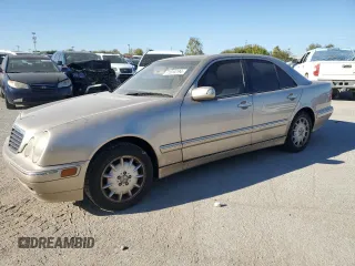 2000 Mercedes-Benz E-Class AWD with VIN WDBJF82J7YX031531, listed as a Copart auction lot 71914194 with 147,031 mi miles and Salvage Title. Bid and sale history available at carsss.com. Image 1.