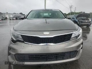 2017 Kia Optima LX z VIN 5XXGT4L35HG133558, wystawiony jako Copart lot #57454245 z przebiegiem 264 541 mil mil oraz Szkoda całkowita • Salvage title. Historia ofert i sprzedaży dostępna na DreamBid. Obrazek 5.