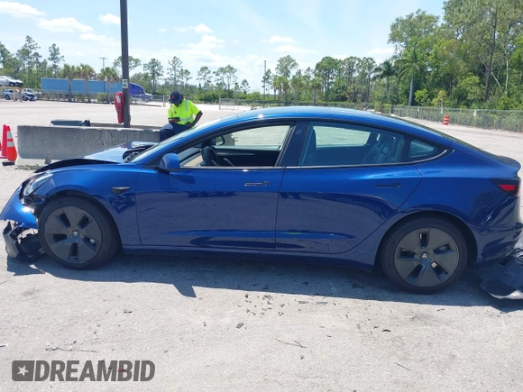 2022 Tesla Model 3 Long Range z VIN 5YJ3E1EB6NF106038, wystawiony jako IAAI lot #42214585 z przebiegiem 40 667 mil mil oraz . Historia ofert i sprzedaży dostępna na DreamBid. Obrazek 14.