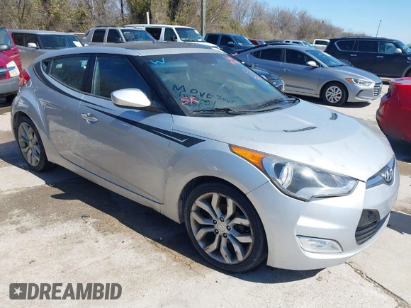 2013 Hyundai Veloster w/Black Int z VIN KMHTC6AD3DU092305, wystawiony jako IAAI lot #41721717 z przebiegiem 158 534 mil mil oraz . Historia ofert i sprzedaży dostępna na DreamBid. Obrazek 1.
