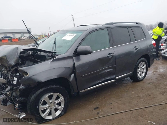 2011 Toyota Highlander with VIN 5TDBK3EH6BS069956, listed as a IAAI auction lot 41551979 with 140,233 mi miles. Bid and sale history available at carsss.com. Image 14.