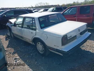 1990 Oldsmobile Delta z VIN 1G3HN54C1L1808457, wystawiony jako IAAI lot #41978123 z przebiegiem 146 383 mil mil oraz . Historia ofert i sprzedaży dostępna na DreamBid. Obrazek 3.