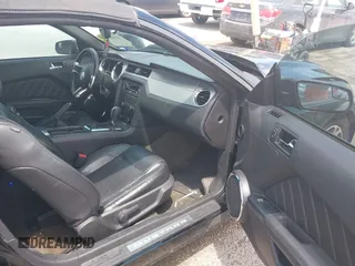 2014 Ford Mustang V6 с VIN 1ZVBP8EM5E5243910, выставлен на аукционе IAAI как лот 42648737 с пробегом 251 987 миль миль и . История ставок и продаж доступна на DreamBid. Изображение 5.