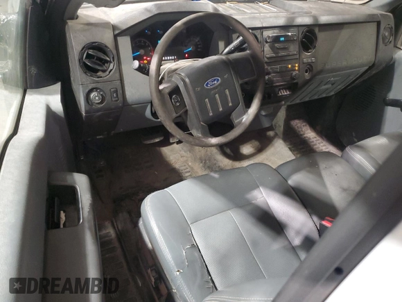 2011 Ford F-250 XL z VIN 1FTBF2A60BEA25184, wystawiony jako Copart lot #57188685 z przebiegiem 141 663 mil mil oraz Czysty tytuł • Clean title. Historia ofert i sprzedaży dostępna na DreamBid. Obrazek 8.