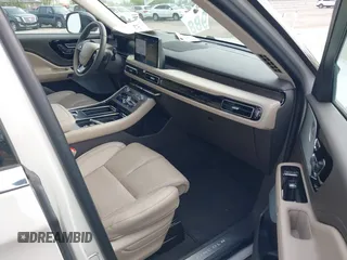 2023 Lincoln Aviator Reserve z VIN 5LM5J7WC0PGL29563, wystawiony jako IAAI lot #42219788 z przebiegiem 4 861 mil mil oraz . Historia ofert i sprzedaży dostępna na DreamBid. Obrazek 5.