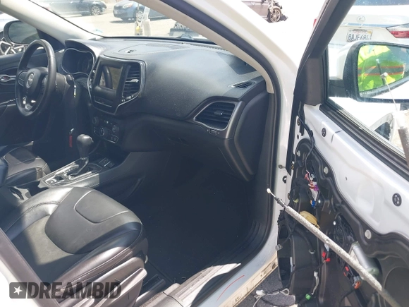 2020 Jeep Cherokee Latitude Plus z VIN 1C4PJLLB5LD625047, wystawiony jako IAAI lot #42246428 z przebiegiem 69 625 mil mil oraz . Historia ofert i sprzedaży dostępna na DreamBid. Obrazek 5.