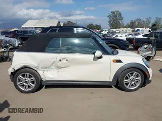 2012 MINI Convertible z VIN WMWZN3C53CT134194, wystawiony jako IAAI lot #42261686 z przebiegiem 104 099 mil mil oraz . Historia ofert i sprzedaży dostępna na DreamBid. Obrazek 13.