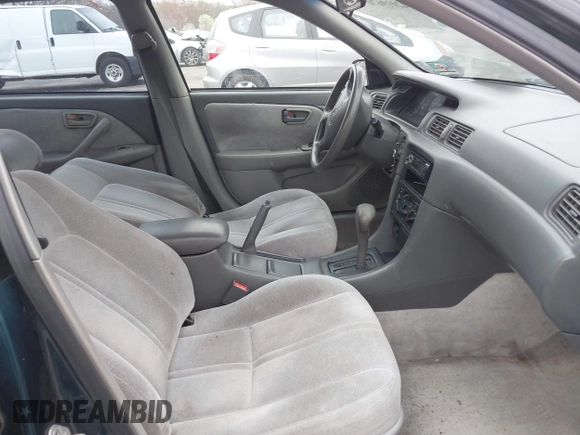 1997 Toyota Camry LE z VIN 4T1BG22K5VU024448, wystawiony jako IAAI lot #42019670 z przebiegiem 133 385 mil mil oraz . Historia ofert i sprzedaży dostępna na DreamBid. Obrazek 5.