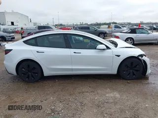 2025 Tesla Model 3 Long Range z VIN 5YJ3E1EB9SF904223, wystawiony jako IAAI lot #41611201 z przebiegiem 690 mil mil oraz . Historia ofert i sprzedaży dostępna na DreamBid. Obrazek 13.