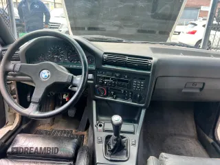 1988 BMW M3 z VIN WBSAK0302J2195088, wystawiony jako Copart lot #59734375 z przebiegiem 194 450 mil mil oraz Tytuł czysty. Historia ofert i sprzedaży dostępna na DreamBid. Obrazek 9.