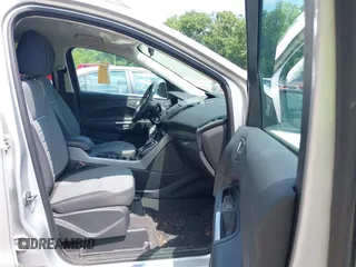 2013 Ford Escape SE z VIN 1FMCU0GXXDUC92917, wystawiony jako IAAI lot #42458117 z przebiegiem 136 006 mil mil oraz . Historia ofert i sprzedaży dostępna na DreamBid. Obrazek 5.