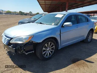 2013 Chrysler 200 Touring z VIN 1C3CCBBB3DN515666, wystawiony jako IAAI lot #41862136 z przebiegiem 142 485 mil mil oraz . Historia ofert i sprzedaży dostępna na DreamBid. Obrazek 2.