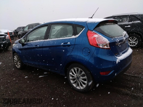 2018 Ford Fiesta Titanium z VIN 3FADP4FJ3JM139564, wystawiony jako Copart lot #53812695 z przebiegiem 75 265 mil mil oraz Czysty tytuł • Clean title. Historia ofert i sprzedaży dostępna na DreamBid. Obrazek 2.