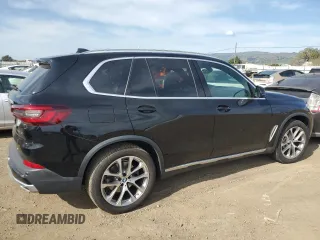 2021 BMW X5 xDrive40i z VIN 5UXCR6C03M9E85738, wystawiony jako Copart lot #47346135 z przebiegiem 28 117 mil mil oraz Szkoda całkowita • Salvage title. Historia ofert i sprzedaży dostępna na DreamBid. Obrazek 3.