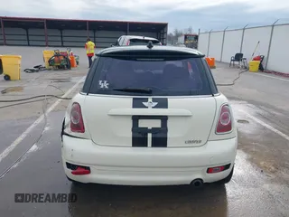 2011 MINI Hardtop z VIN WMWSU3C52BT092653, wystawiony jako IAAI lot #41788535 z przebiegiem 161 510 mil mil oraz . Historia ofert i sprzedaży dostępna na DreamBid. Obrazek 16.