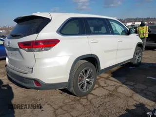 2019 Toyota Highlander LE z VIN 5TDBZRFH7KS964417, wystawiony jako IAAI lot #41443114 z przebiegiem 130 001 mil mil oraz . Historia ofert i sprzedaży dostępna na DreamBid. Obrazek 4.
