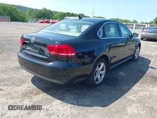 2013 Volkswagen Passat SE z VIN 1VWBP7A37DC080758, wystawiony jako IAAI lot #42409757 z przebiegiem 122 052 mil mil oraz . Historia ofert i sprzedaży dostępna na DreamBid. Obrazek 4.
