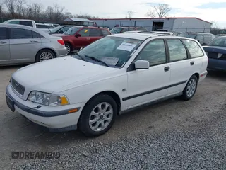 2000 Volvo V40 z VIN YV1VW2551YF540271, wystawiony jako IAAI lot #41660897 z przebiegiem 168 864 mil mil oraz . Historia ofert i sprzedaży dostępna na DreamBid. Obrazek 2.