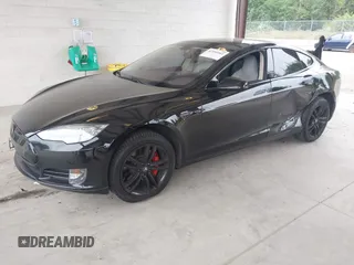 2013 Tesla Model S Performance с VIN 5YJSA1DP1DFP23818, выставлен на аукционе IAAI как лот 42594561 с пробегом 142 878 миль миль и . История ставок и продаж доступна на DreamBid. Изображение 2.