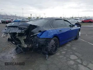 2023 BMW i7 xDrive60 z VIN WBY53EJ05PCN86100, wystawiony jako IAAI lot #40845180 z przebiegiem 4 231 mil mil oraz . Historia ofert i sprzedaży dostępna na DreamBid. Obrazek 4.