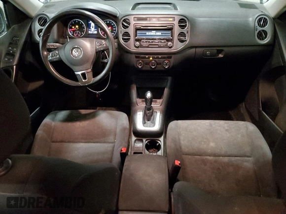 2013 Volkswagen Tiguan SE z VIN WVGBV3AX2DW559247, wystawiony jako Copart lot #57121375 z przebiegiem 171 171 mil mil oraz Czysty tytuł • Clean title. Historia ofert i sprzedaży dostępna na DreamBid. Obrazek 8.