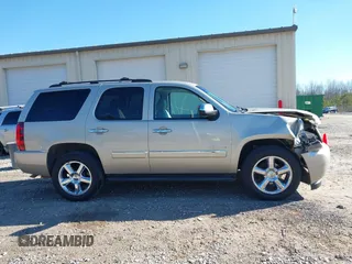 2014 Chevrolet Tahoe LTZ z VIN 1GNSCCE05ER223171, wystawiony jako IAAI lot #41329685 z przebiegiem 150 328 mil mil oraz . Historia ofert i sprzedaży dostępna na DreamBid. Obrazek 13.