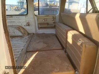 1974 Chevrolet Suburban z VIN CCY164F189473, wystawiony jako Copart lot #49678415 z przebiegiem Nie podano mil oraz Czysty tytuł • Clean title. Historia ofert i sprzedaży dostępna na DreamBid. Obrazek 11.